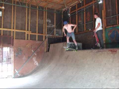 Jarvis skating Mini Ramp