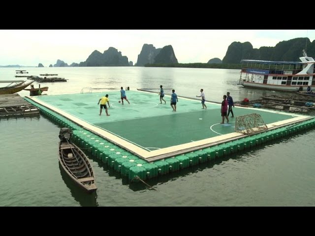 Thaïlande: un terrain de foot flottant remet une île à flots 