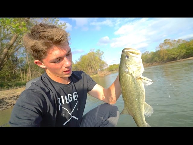 Flipping Jigs Is SICK -- Colorado River Bass Fishing 