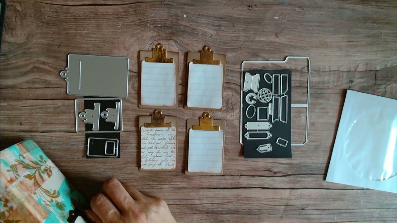 Esta es una cosita pequeña pero super linda, usando troquel de tabla de documentos **Gaby Cositas**