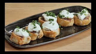 Закуски на праздничный стол. Рулетики с мясом и сметаной. Горячая штучка Закуски на праздничный стол. Рулетики с мясом и сметаной. Горячая штучка