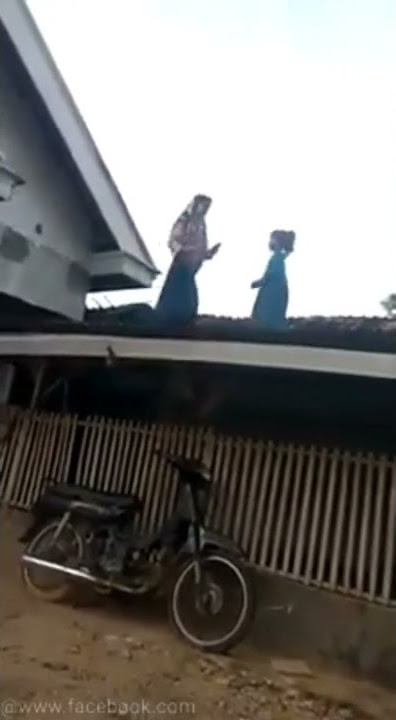 main tiktok di atap rumah langsung jatuh