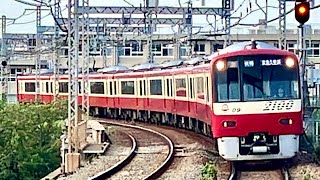 京急2100形2109F（セカンドナンバー）が快特京急久里浜行として新大津駅1番線に到着するシーン（3A）