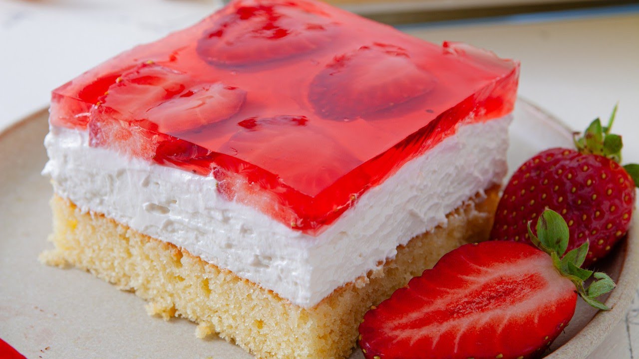 Strawberry Cream Cake | עוגת תותים וג’לי כמו של פעם