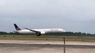 United 3731 Boeing 787 Dreamliner landing runway 32 at KAEX 5-28-24