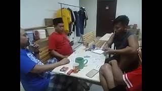Tki Gara2 ketauan menipu sa'at bermain remi. Hampir di bacok teman sendiri.