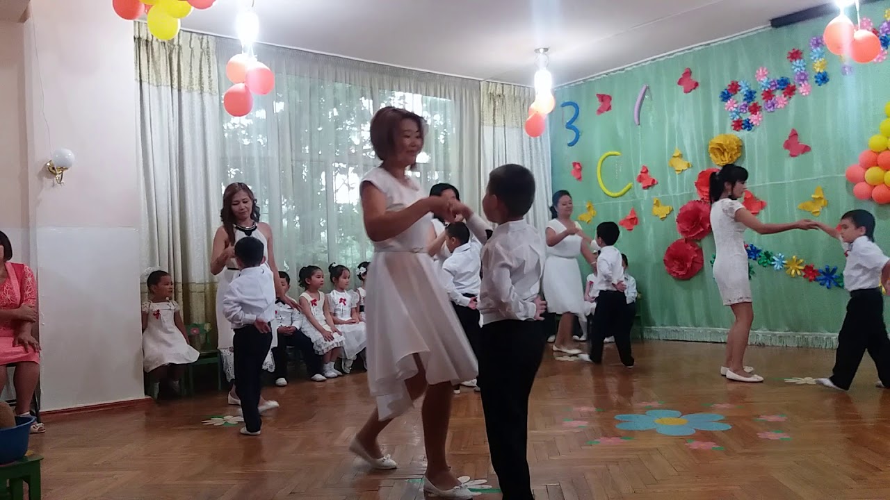 Танец с мамами в доу. Танец мамы и сына в детском саду на выпускной. Танцы с сыном. Мамы в танце.