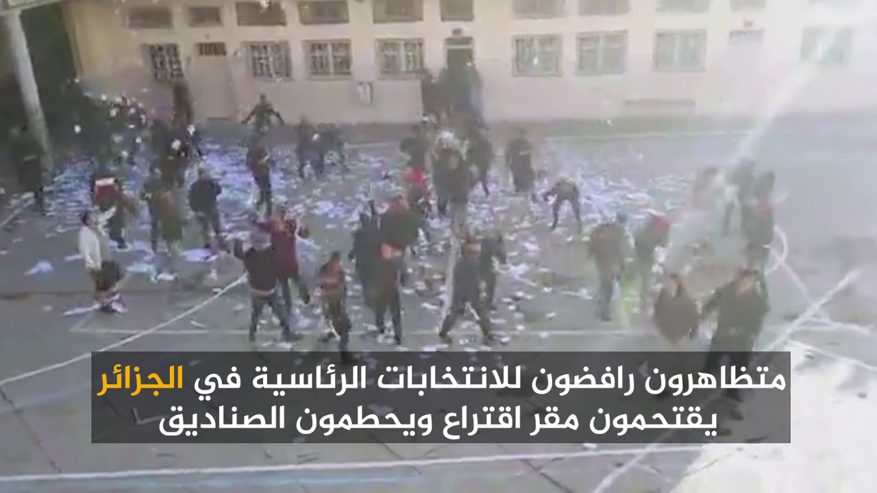 متظاهرون يقتحمون مقرا انتخابيا في الجزائر ويحطمون الصناديق
