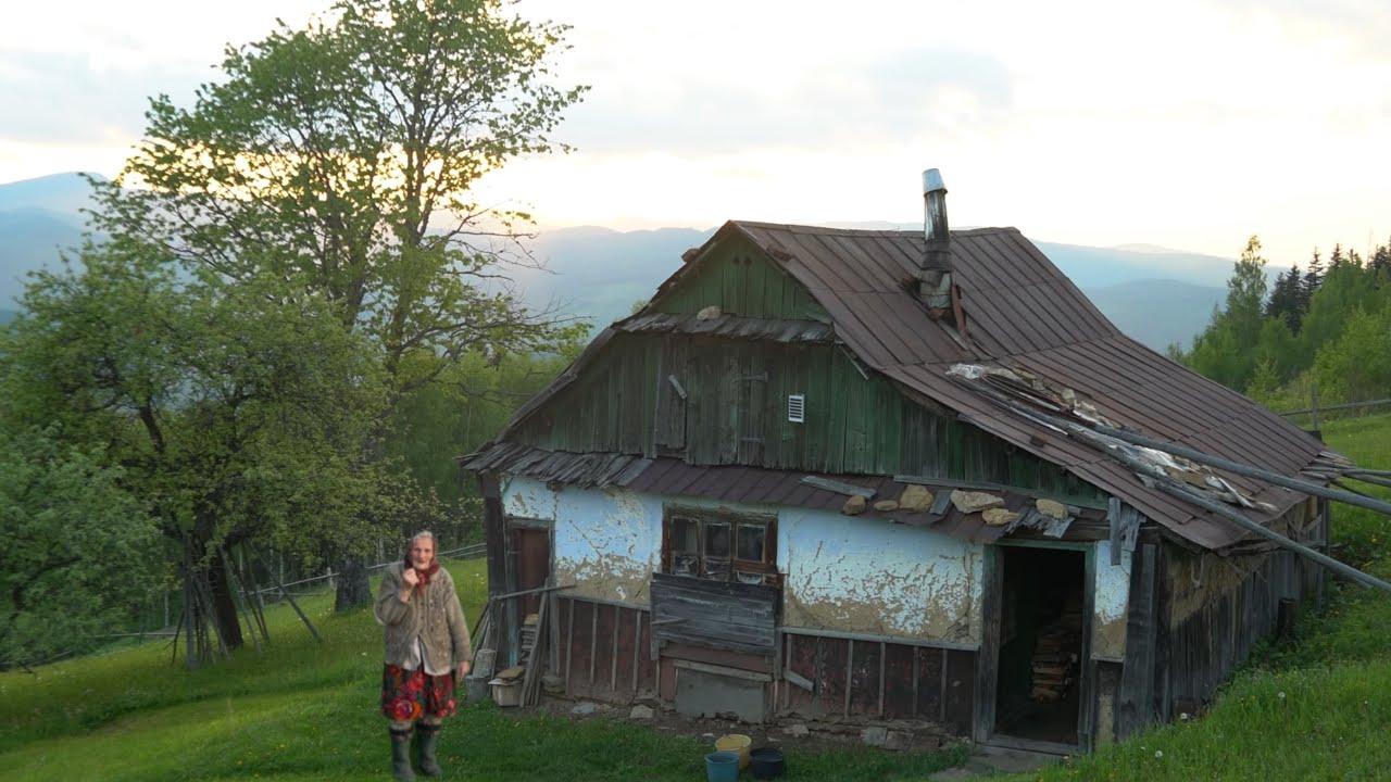 Хатина без світла, води та газу, де й зараз живе бабуся Марія!