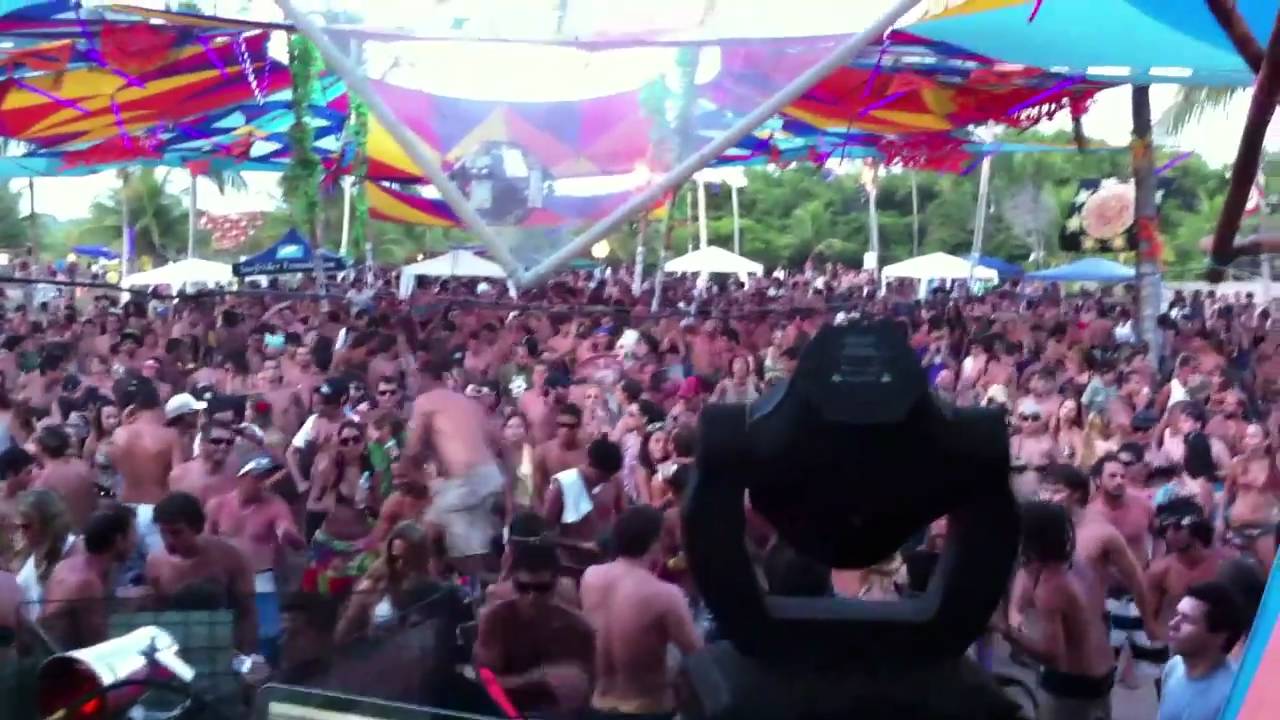 Dimitri DJ @ last day of 303 Art Festival, Caraiva, Bahia,Brazil