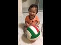 バレーボールで遊ぶ赤ちゃん