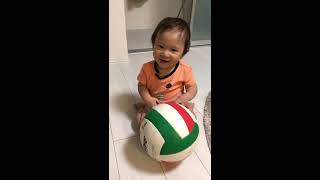 バレーボールで遊ぶ赤ちゃん