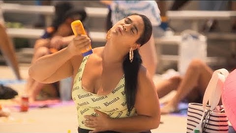 Ruby watches Jasmine put on sunscreen | On My Block season 3 (720p)