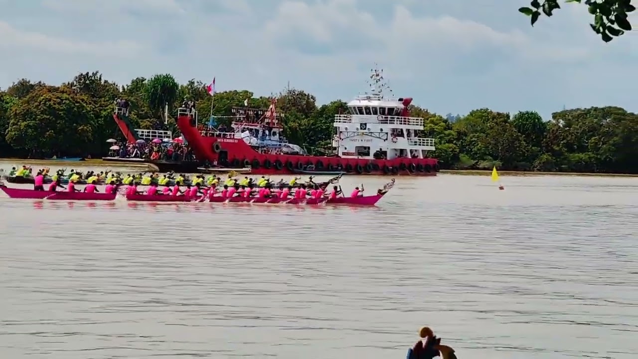 Lomba perahu panjang di abut berintak Gurimbang, semifinal 15 Agustus 2024