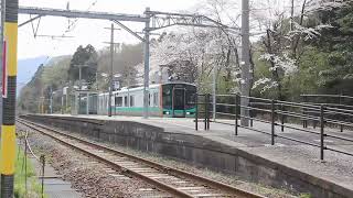 小浜線　粟野駅を桜の下 125系普通が入線・発車