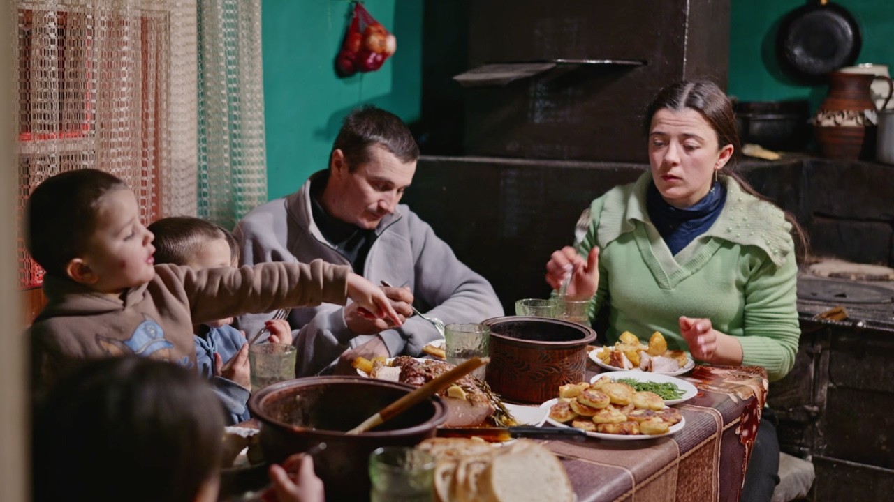 RAISING 5 KIDS FAR FROM CIVILIZATION | Family Life Documentary