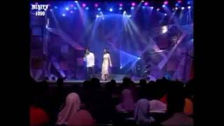 Miniatura de vídeo de "Liza Hanim & Zul 2 By 2 - Kau Tetap Di Hatiku HQ (Separuh Akhir Muzik-Muzik 2002)"