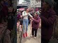 传递正能量 户外唱歌