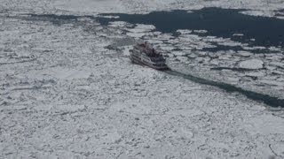 濃紺の海に漂う流氷 網走沖、観光船が運航