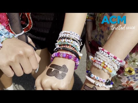 Taylor Swift fans exchange friendship bracelets - YouTube