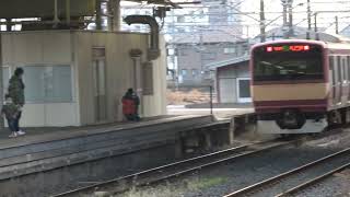 JR小山駅を発車するJR水戸線E531系 赤電塗装