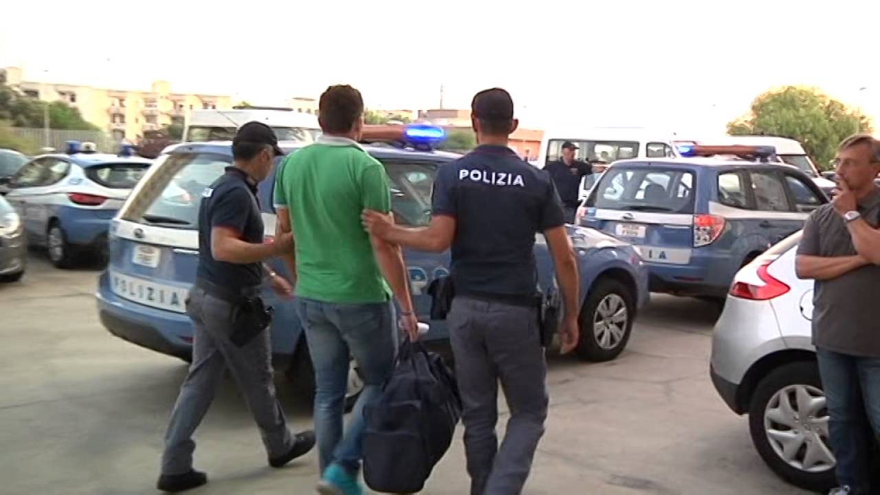 Estorsioni e droga a Taranto. Le immagini degli arresti