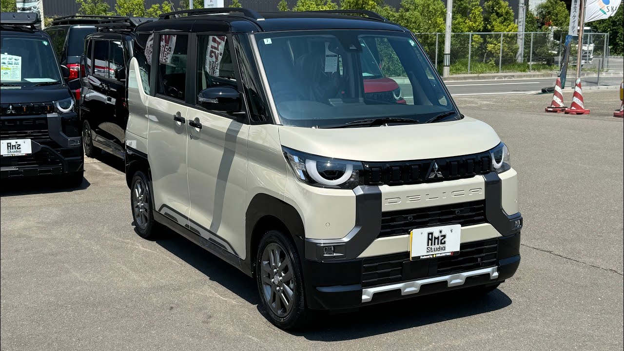 Mitsubishi Delica Mini T Premium 4WD Turbo Exterior color: Natural
