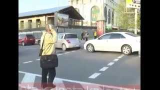 В Алматы виновник аварии попытался уехать с места аварии!!