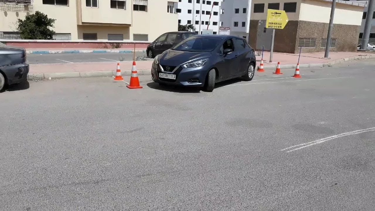درس توضيحي لطريقة ركن السيارة  مع القيام بنصف دورة كما في الامتحان