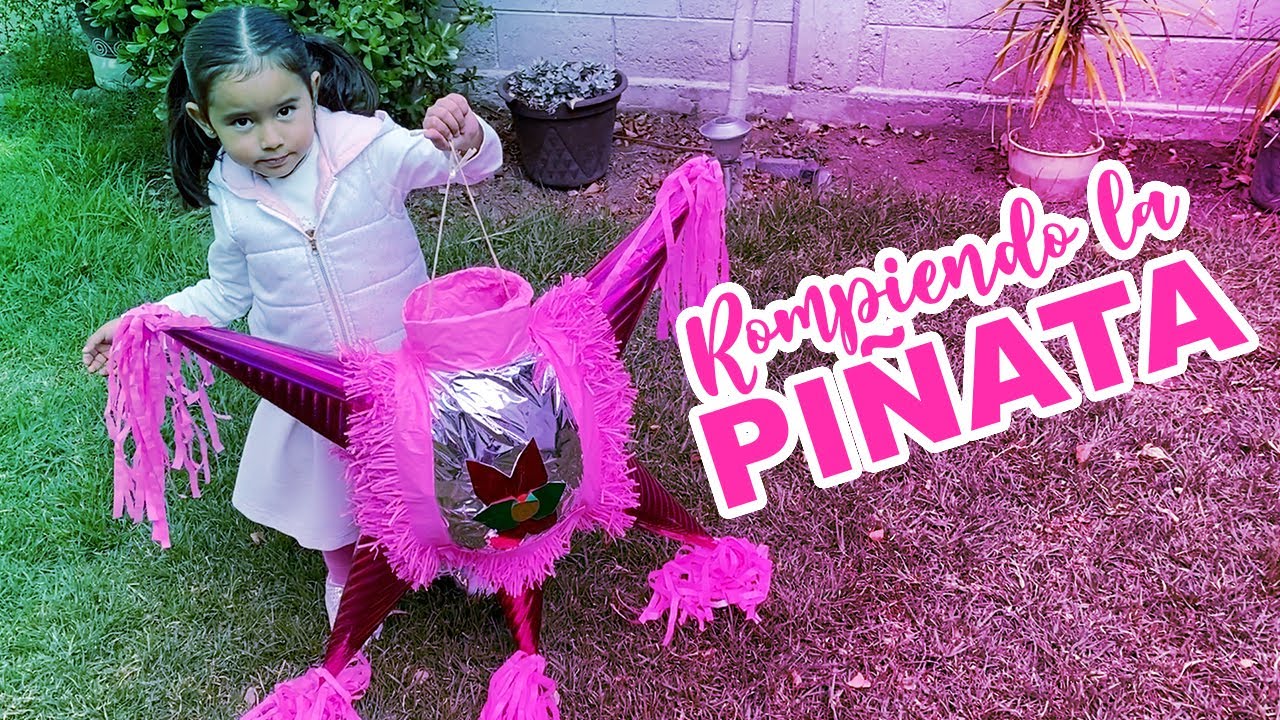 Rompiendo la piñata de la posada navideña.