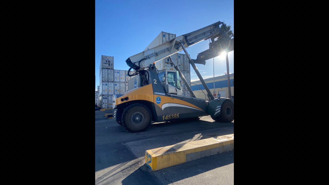 Stacking bananas 🍌🍌🍌🍌heavy equipment operator