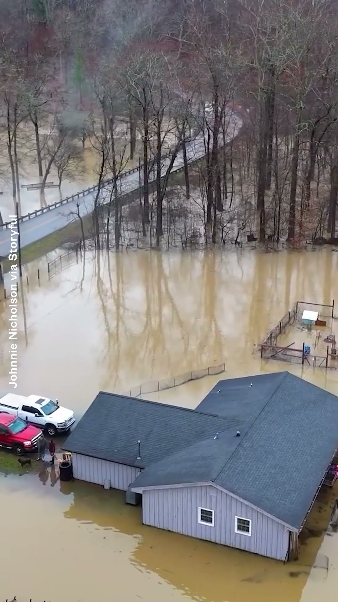 Al menos 8 personas mueren en Kentucky por las inundaciones | Noticias Telemundo