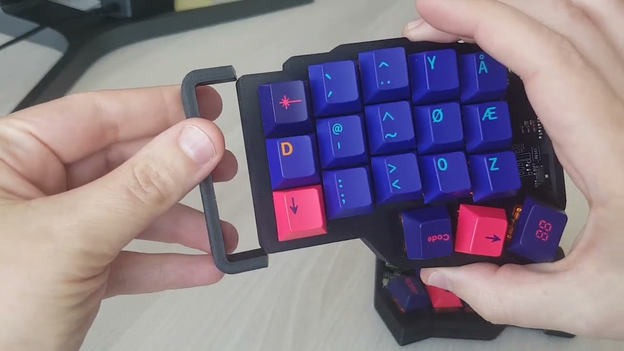 Showcase of the Mcorne c5 full magnetic case for the Corne Keyboard