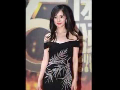 楊冪身穿黑色禮服驚艷亮相北京大學生電影節紅毯
