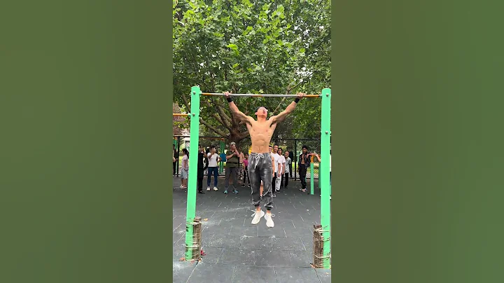 老中青幼四代同杠，这就是全民健身！#单杠 #体育精神 #sports #outdoors #fitness #challenge - 天天要闻