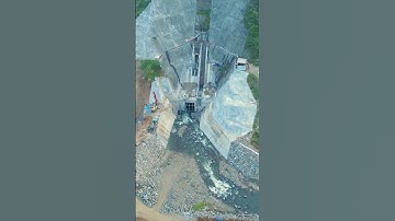 Terowongan sangat dalam dan panjang di bawah bukit. Bendungan Tertinggi di Indonesia, Bendung Bener