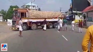 വാഹനങ്ങള് തടഞ്ഞു; കടകള് നിര്ബന്ധമായി അടപ്പിച്ചു; പണിമുടക്കില് വ്യാപക അക്രമം|Kerala Strike