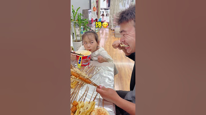 Noodle War! After the rebellious toddler snatched Dad's instant noodles and was ”sanctioned” by his
