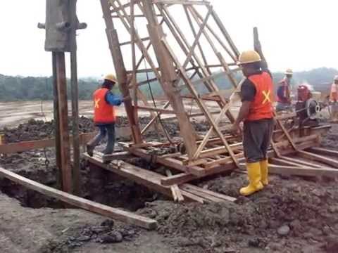  Cara  pancang pondasi bangunan menggunakan kayu keras jenis 