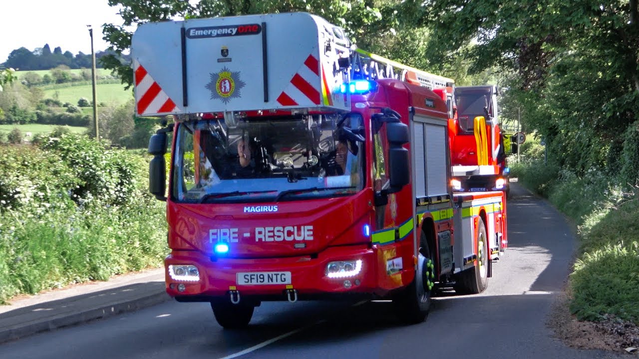 Leamington Spa Turntable Ladder Responding to Thatched Roof Fire in