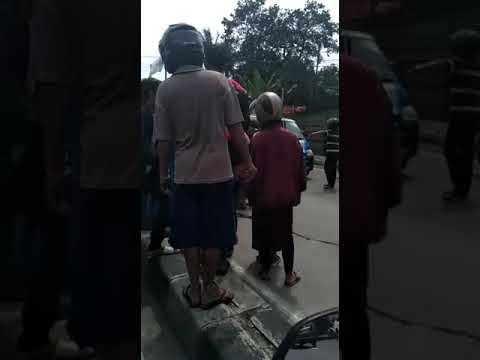 ngeri smp baju  pramuka  tewas jatuh dari truk kecelakaan 