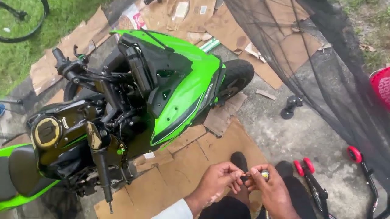 Front Wheel Removal Ninja 650 (Rebuilding my wrecked bike - Part 2 I guess?)