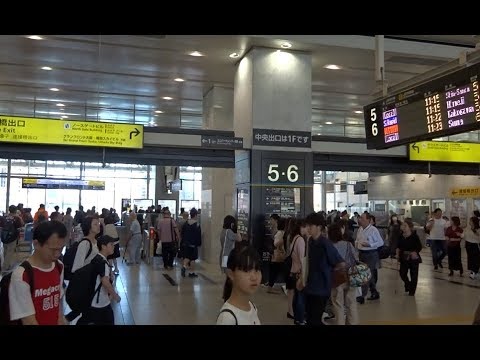 たくさんの人が行き交う賑やかな大阪駅の連絡橋口改札の風景 Youtube