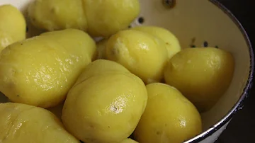 Warum schält man Kartoffeln erst nach dem Kochen?