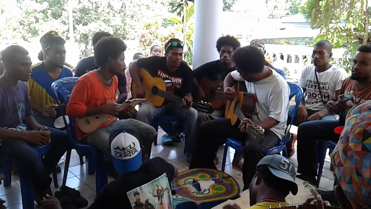 Musisi dan lagu tradisional selalu menjadi bagian dalam pembayaran mas kawin adat Biak Numfor