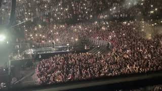 Robbie Williams singing Angels at the O2 on Sunday 9th October 2022