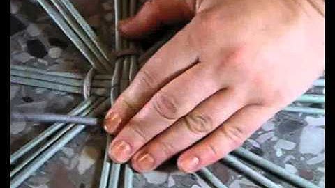 How to weave a round bottom from newspapers.  Part 3.