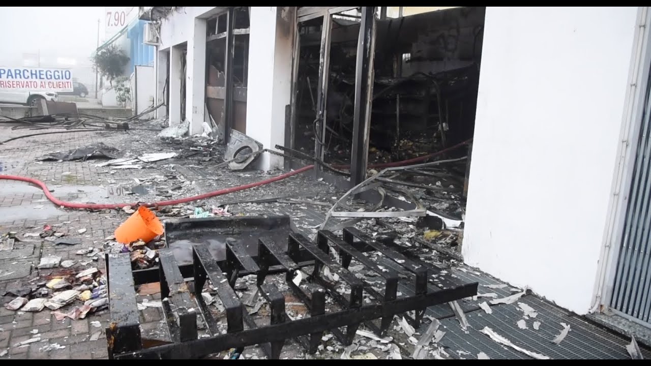 Incendio in un market a Vigevano: nessun ferito, ma danni ingenti