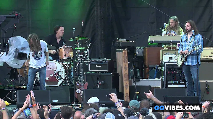 The Black Crowes performs "Wiser Time" at Gatherin...