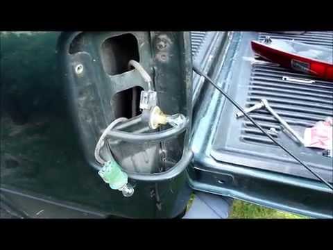 Video: Paano mo papalitan ang turn signal bulb sa isang Ford f150?